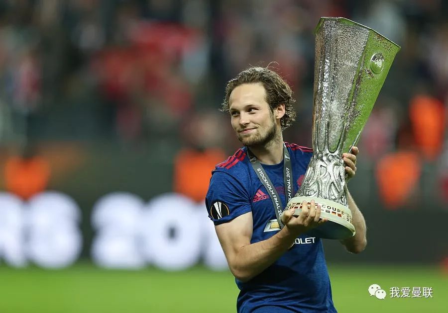 体育赛事-冲刺阶段荷甲传出新动向；芝加哥公牛官宣签约；管理层表态——态度坚定；高层口径保持一致的简单介绍