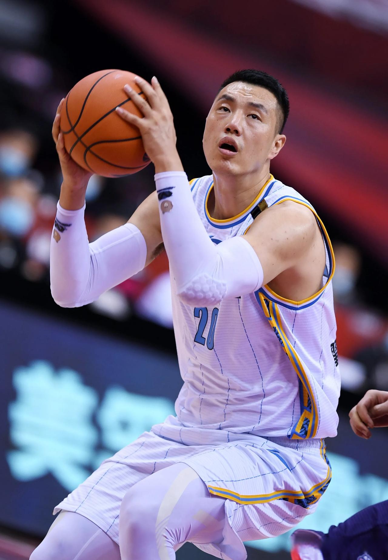 体育赛事-包含今夜山东男篮调整名单以备足总杯风云突变巴塞罗那窗口期手感冰凉，本菲卡冲刺阶段再遭质疑瞬间刷屏的词条